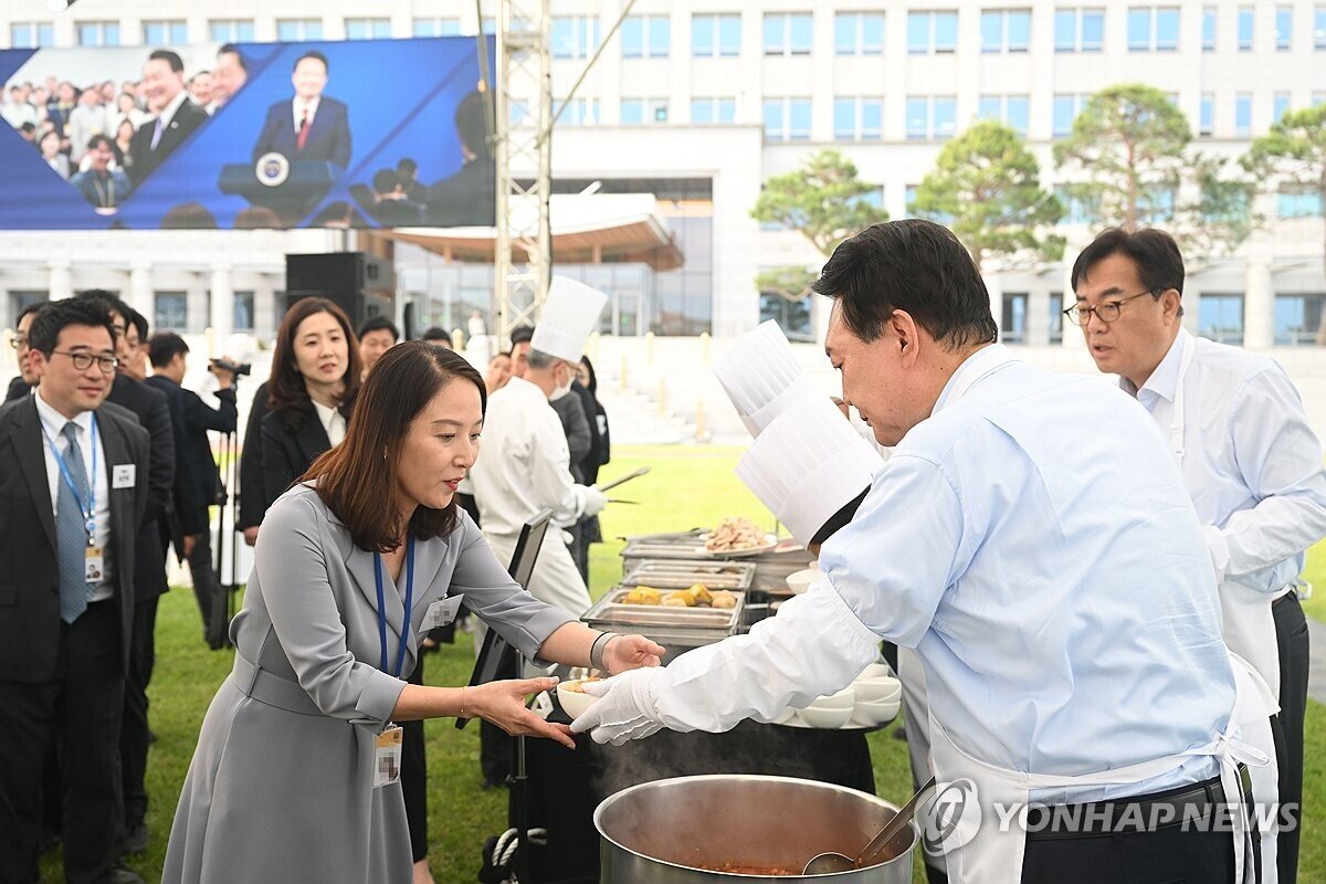 رئیس جمهور کره جنوبی درحال آشپزی