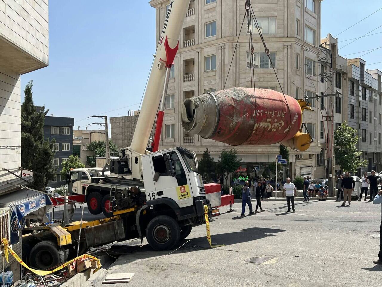 برخورد کامیون میکسر با ساختمان در تهران
