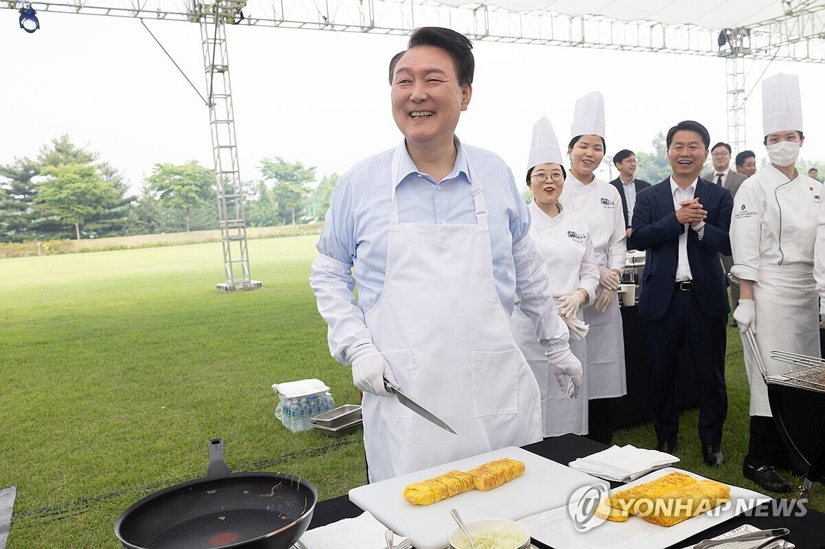 رئیس جمهور کره جنوبی درحال آشپزی