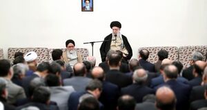 تنها راه‌حل مشکلات، پایبندی به مبانی انقلاب است