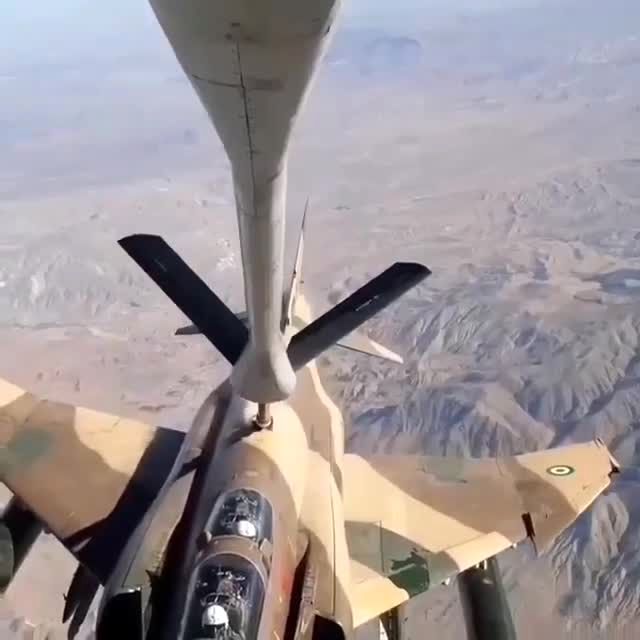 لحظات سوخت‌گیری هوایی فانتوم نیروی هوایی ارتش ایران را ببینید