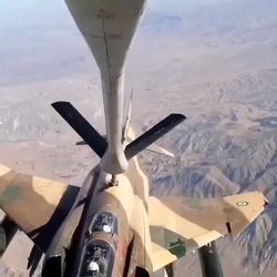 لحظات سوخت‌گیری هوایی فانتوم نیروی هوایی ارتش ایران را ببینید