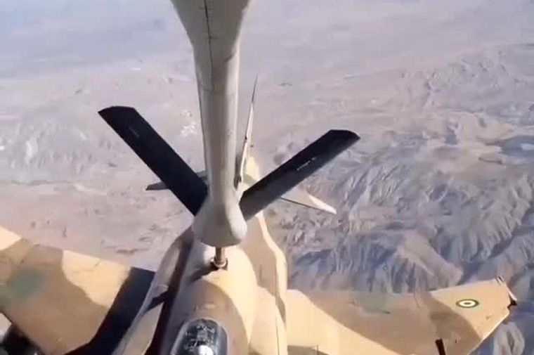 لحظات سوخت‌گیری هوایی فانتوم نیروی هوایی ارتش ایران را ببینید