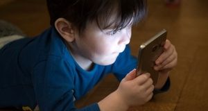 ویدئو | به کودکان زیر چهارده سال به هیچ وجه تلفن همراه ندهید