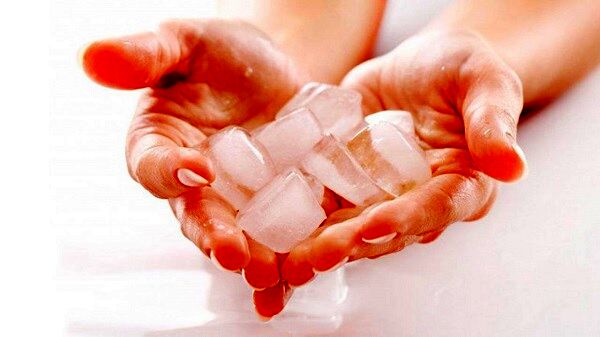 مضرات جویدن یخ برای دندان ها