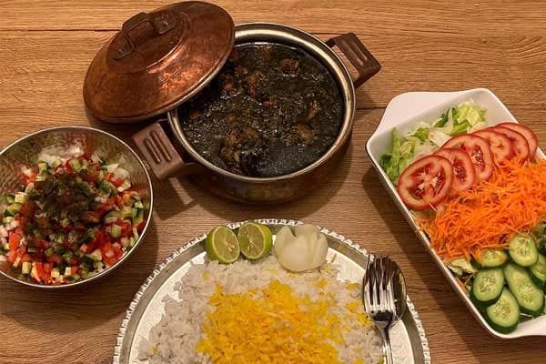 طرز تهیه قورمه سبزی بدون گوشت