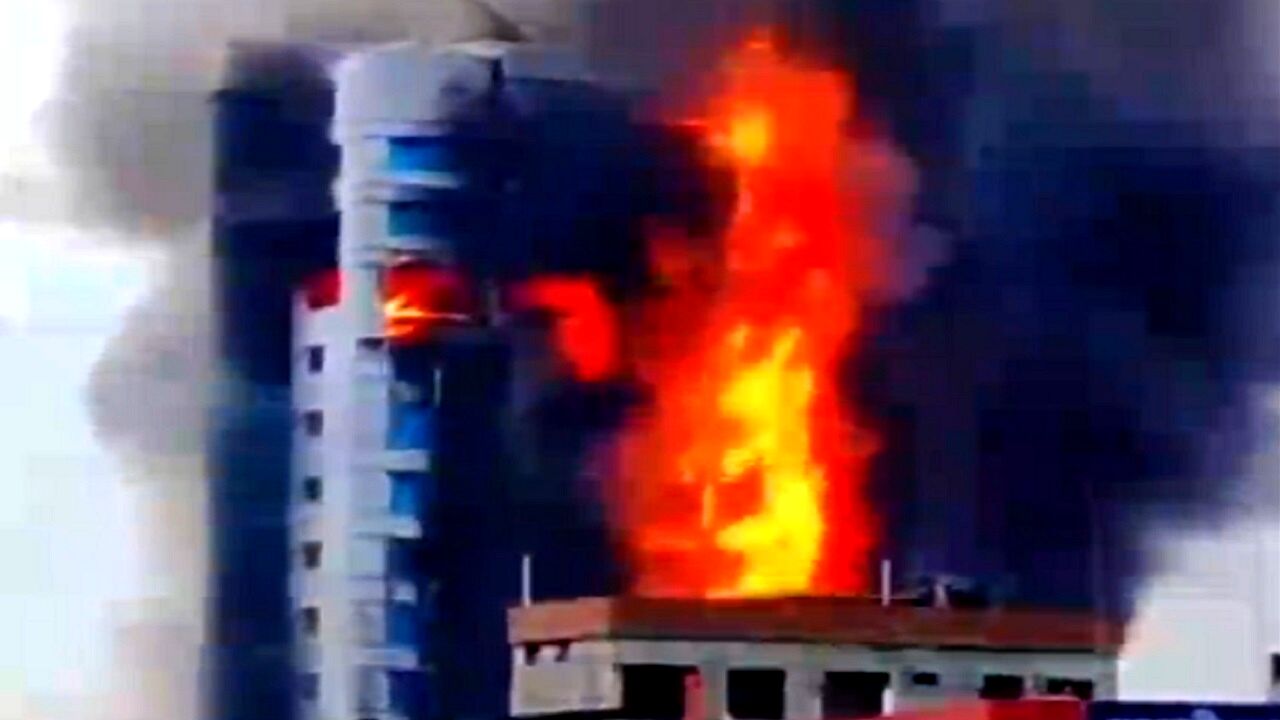 ببینید | آتش سوزی مرگبار در یکی از هتل‌های بنگلادش