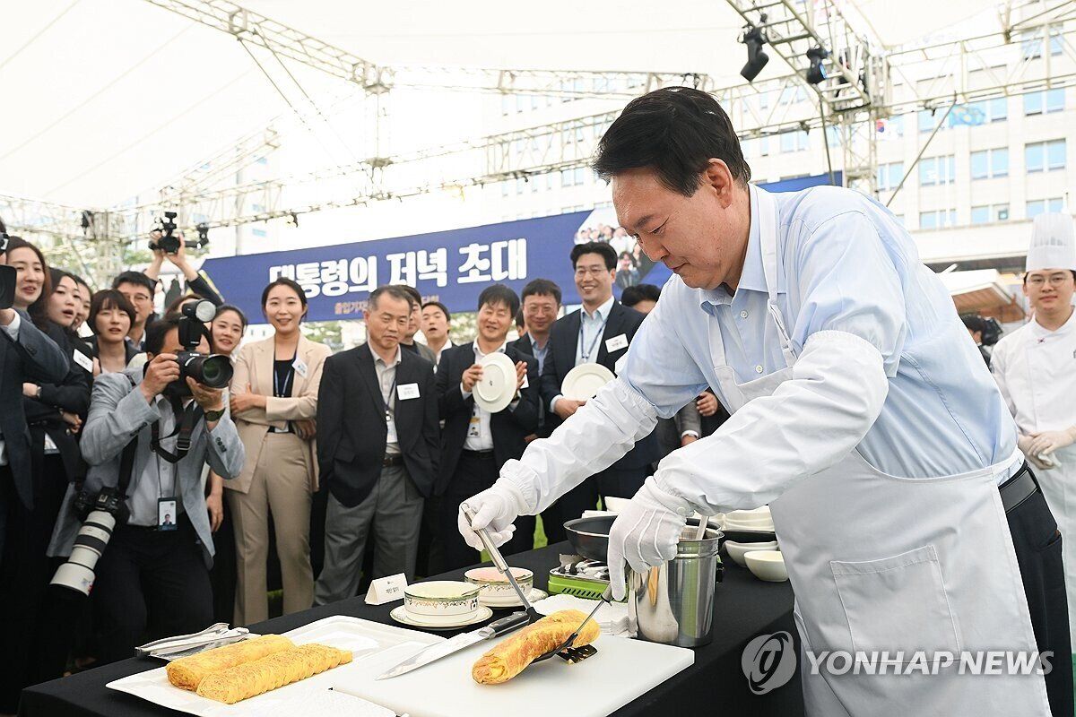 تصاویر | رئیس جمهور کره جنوبی درحال آشپزی!  