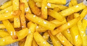 طرز تهیه سیب زمینی سرخ کرده پفکی | فوت‌وفن سیب زمینی سرخ کرده رستورانی