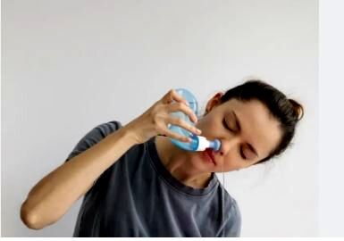 پاسخ علمی به یک باور رایج درباره شستشوی بینی | روش صحیح شستشوی بینی