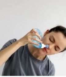 پاسخ علمی به یک باور رایج درباره شستشوی بینی | روش صحیح شستشوی بینی