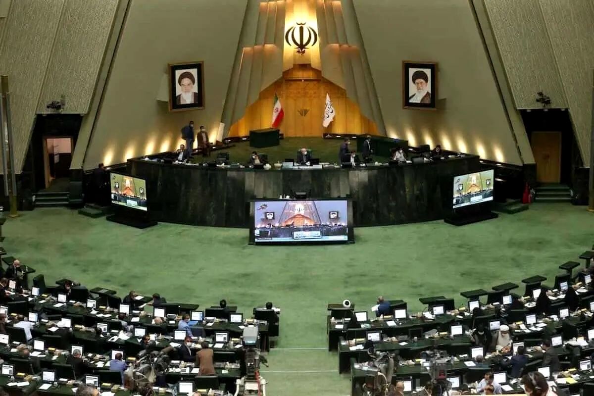 انتقاد تند نماینده قم از عملکرد مجلس؛ جوابی برای مردم داریم؟