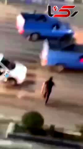 ببینید/ ویدیوی وایرال‌شده‌ از مرد کلاشینکف به دست در چالوس