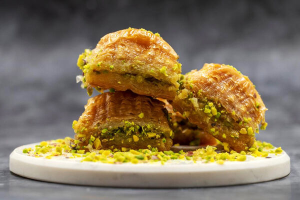 طرز تهیه باقلوا با خمیر خانگی در نیم ساعت؛ دستور مرحله به مرحله
