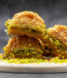 طرز تهیه باقلوا با خمیر خانگی در نیم ساعت؛ دستور مرحله به مرحله