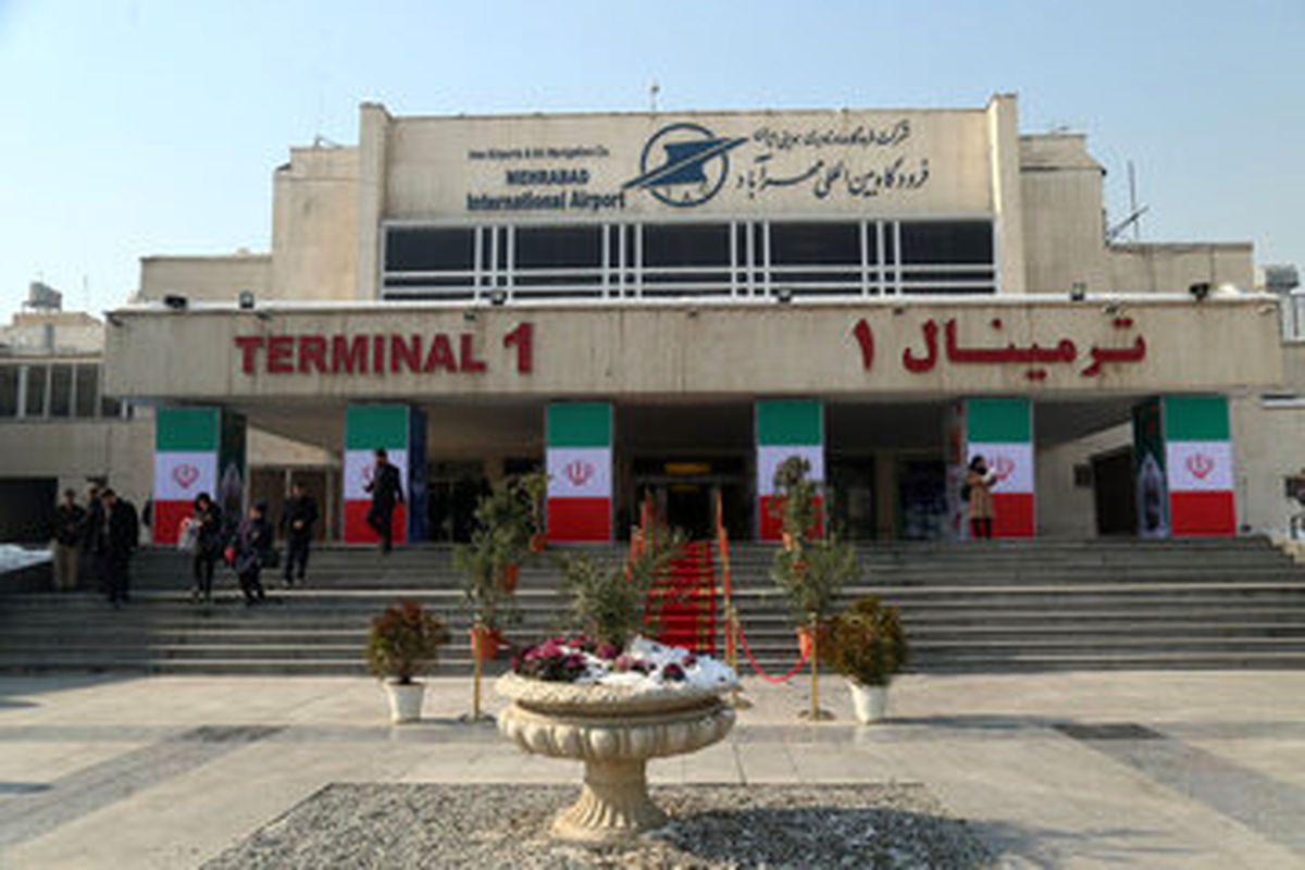 عکس | گاف بنر نصب شده در فرودگاه مهرآباد