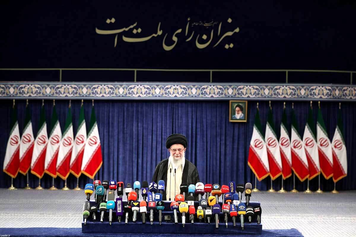 آیت الله خامنه ای: مردم برای حضور در انتخابات هیچ تردیدی به خود راه ندهند