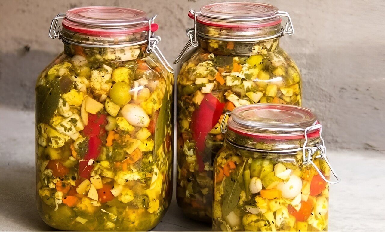 بهترین ظرف برای نگهداری ترشی؛ از شیشه تا سفال، کدام گزینه سالم‌تر است؟