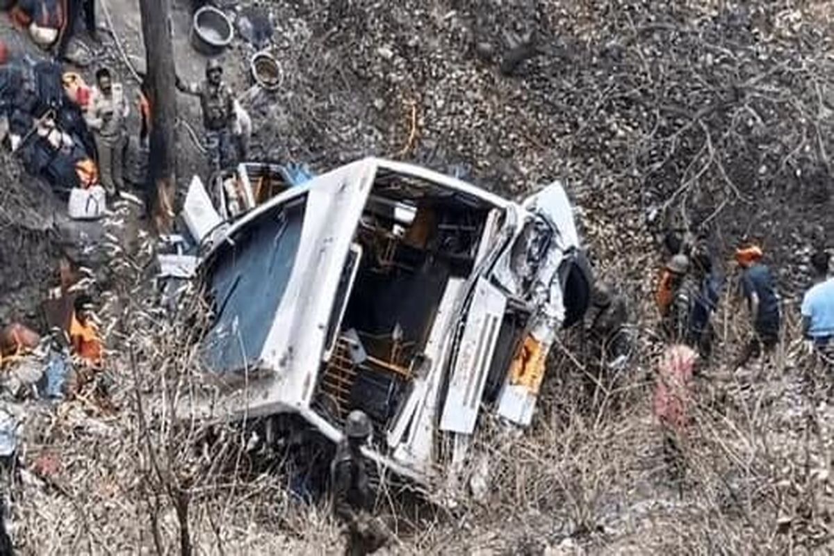 مرگ ۲۱ نفر بر اثر سقوط اتوبوس به دره‌