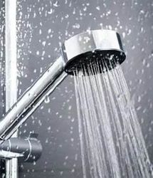 دوش گرفتن در صبح بهتر است یا در شب؟