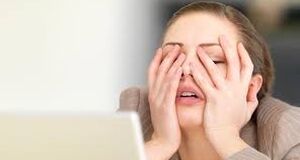 چه چیزی اضطراب را بدتر می کند؟ | راه های درمان اضطراب