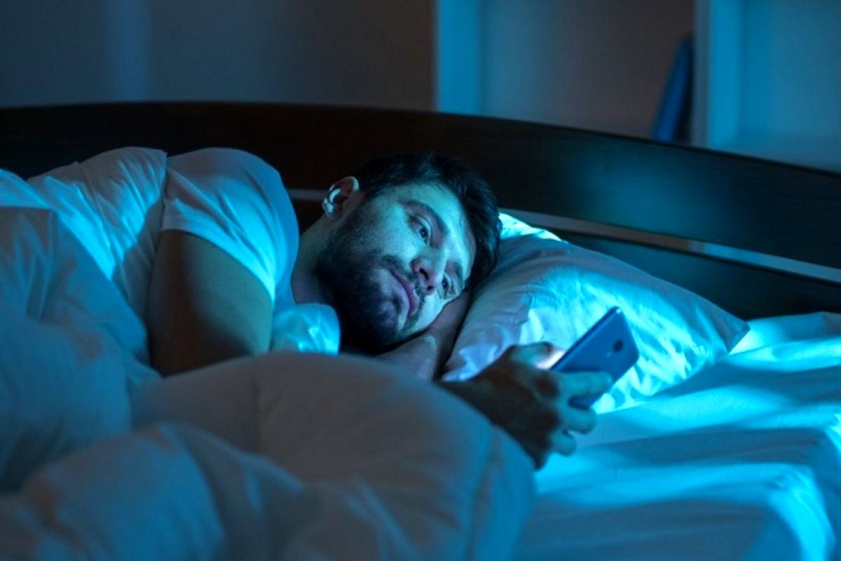 این عادت تلفن همراه کار شما را خراب می کنند | عادت غلط استفاده از تلفن ‌همراه موقع خواب