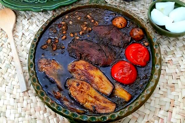 طرز تهیه قورمه سبزی گیلانی | نکات طلایی در پخت قورمه سبزی خوش عطر