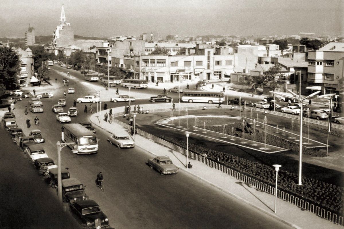 تصویری زیبا از تقاطع خیابان کاخ تهران در دهه چهل