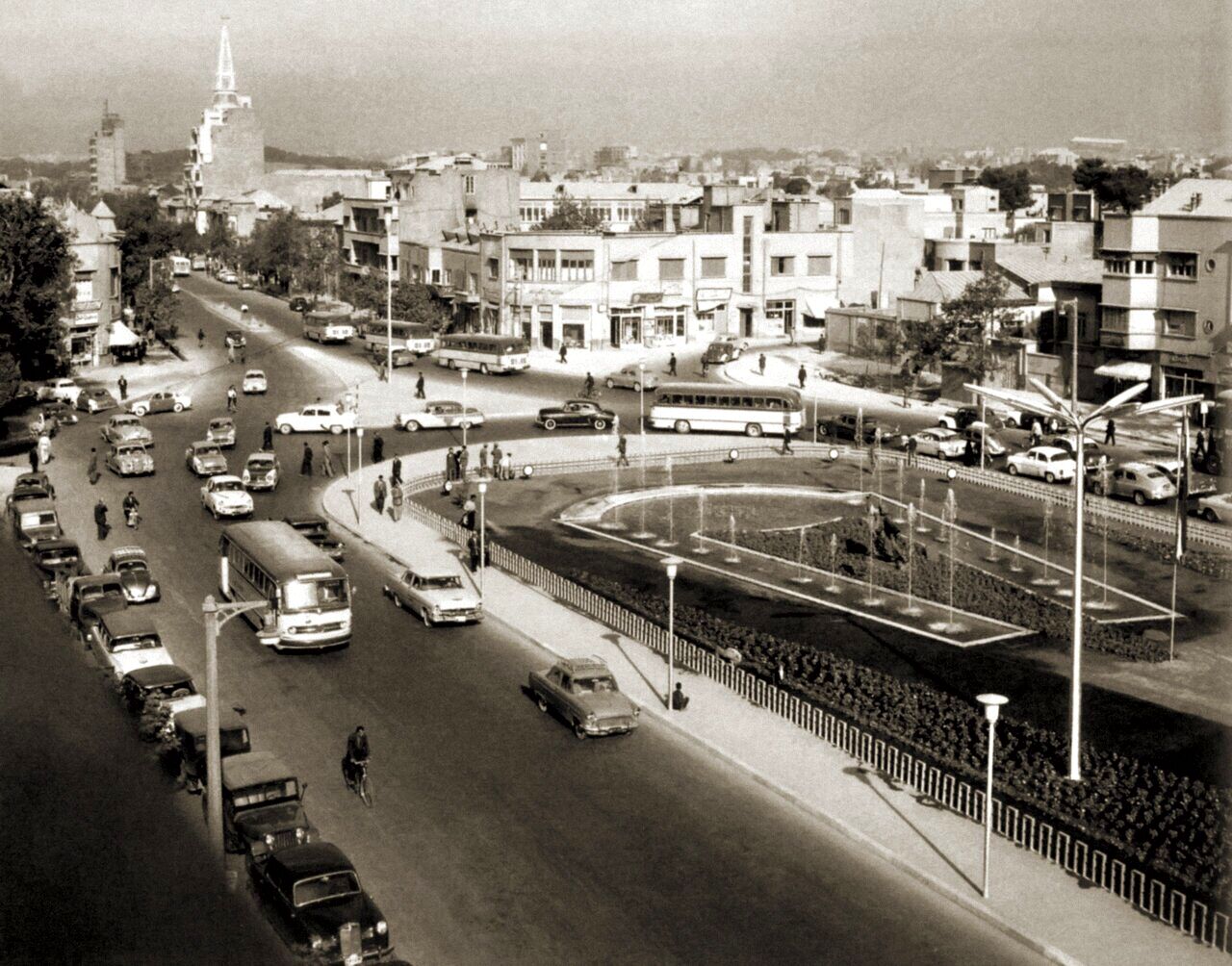تصویری زیبا از تقاطع خیابان کاخ تهران در دهه چهل