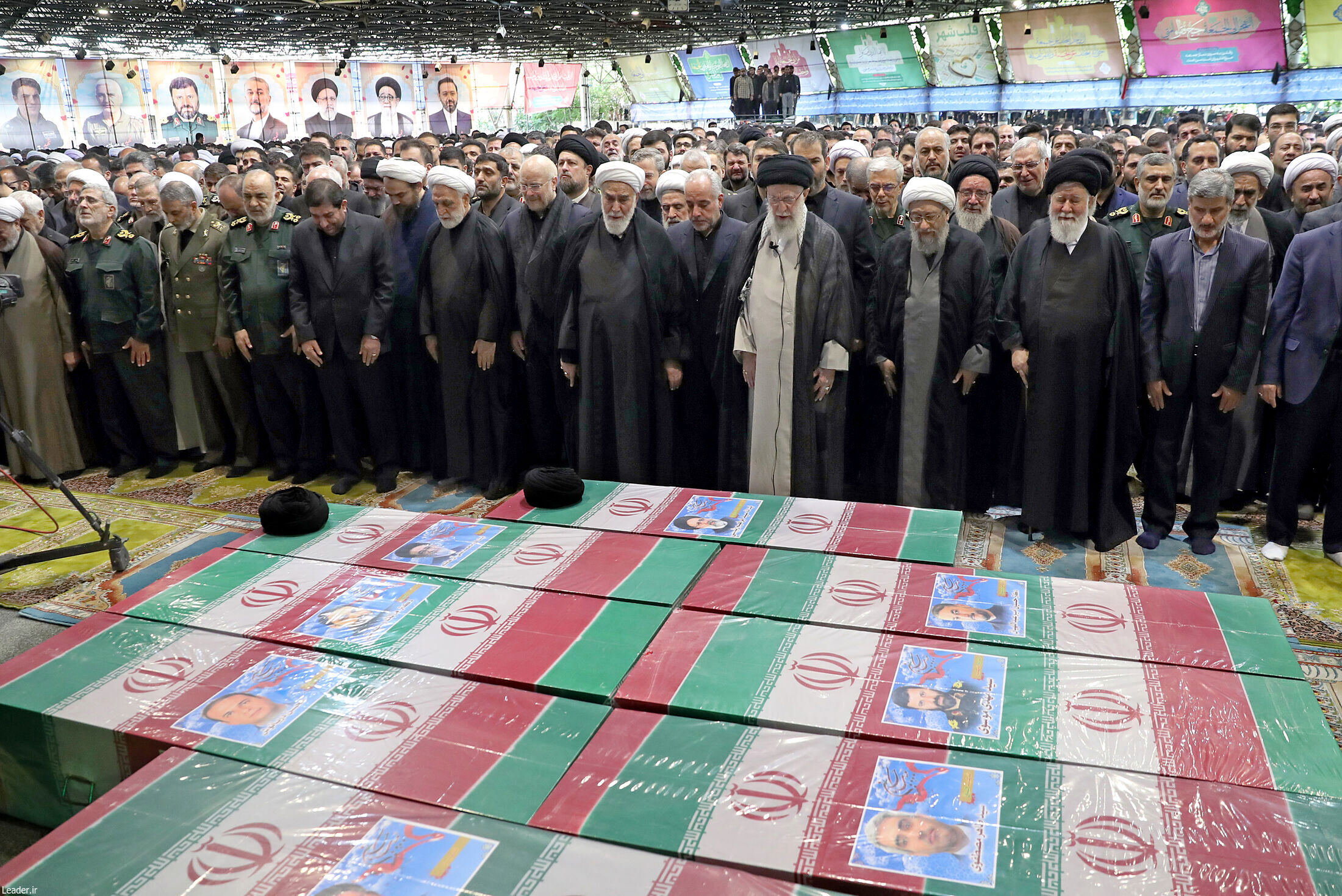 ببینید | اقامه نماز رهبر انقلاب بر پیکر شهدای خدمت 