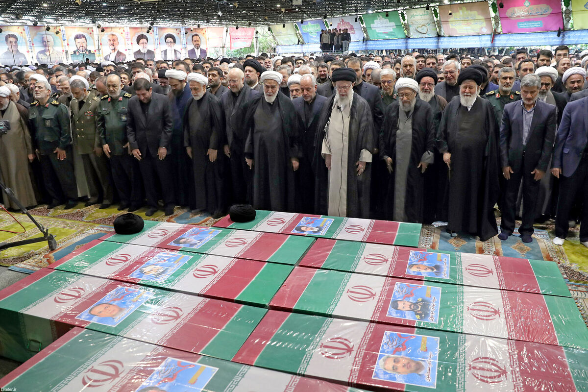 ببینید | اقامه نماز رهبر انقلاب بر پیکر شهدای خدمت 