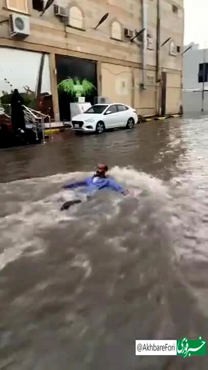ببینید | شنا در خیابان