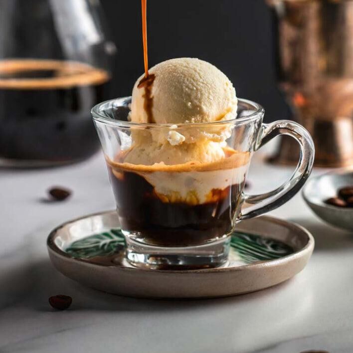 طرز تهیه  آفوگاتو  یا قهوه بستنی در ۵ دقیقه / یک دسر کافی شاپی با دو ماده ساده!