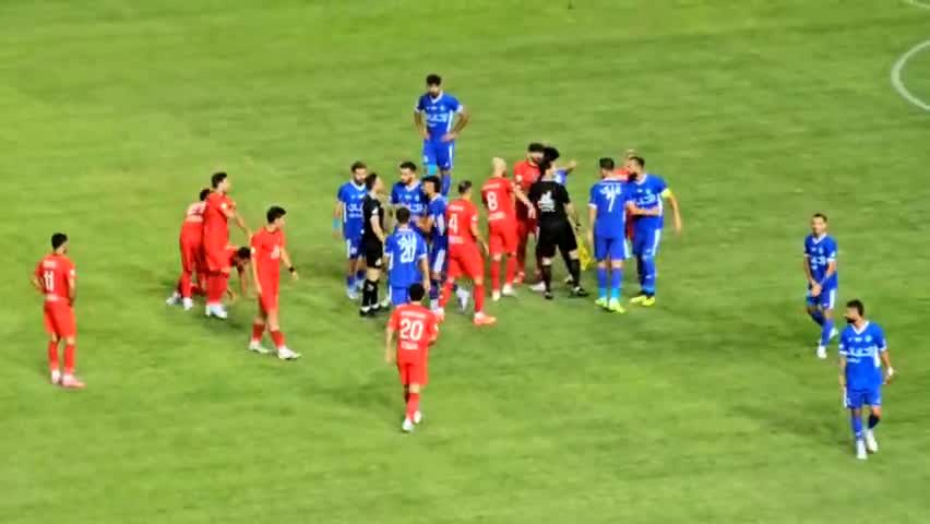 قهرمان استقلال از کوره در رفت / درگیری شدید بازیکن استقلال 