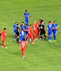 قهرمان استقلال از کوره در رفت / درگیری شدید بازیکن استقلال 