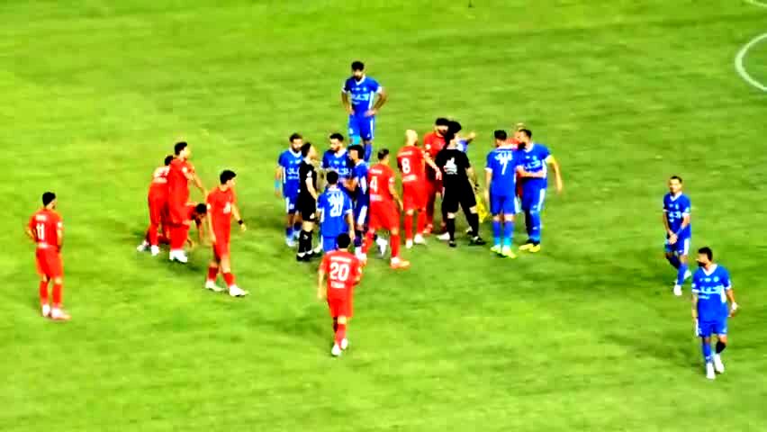 قهرمان استقلال از کوره در رفت / درگیری شدید بازیکن استقلال 