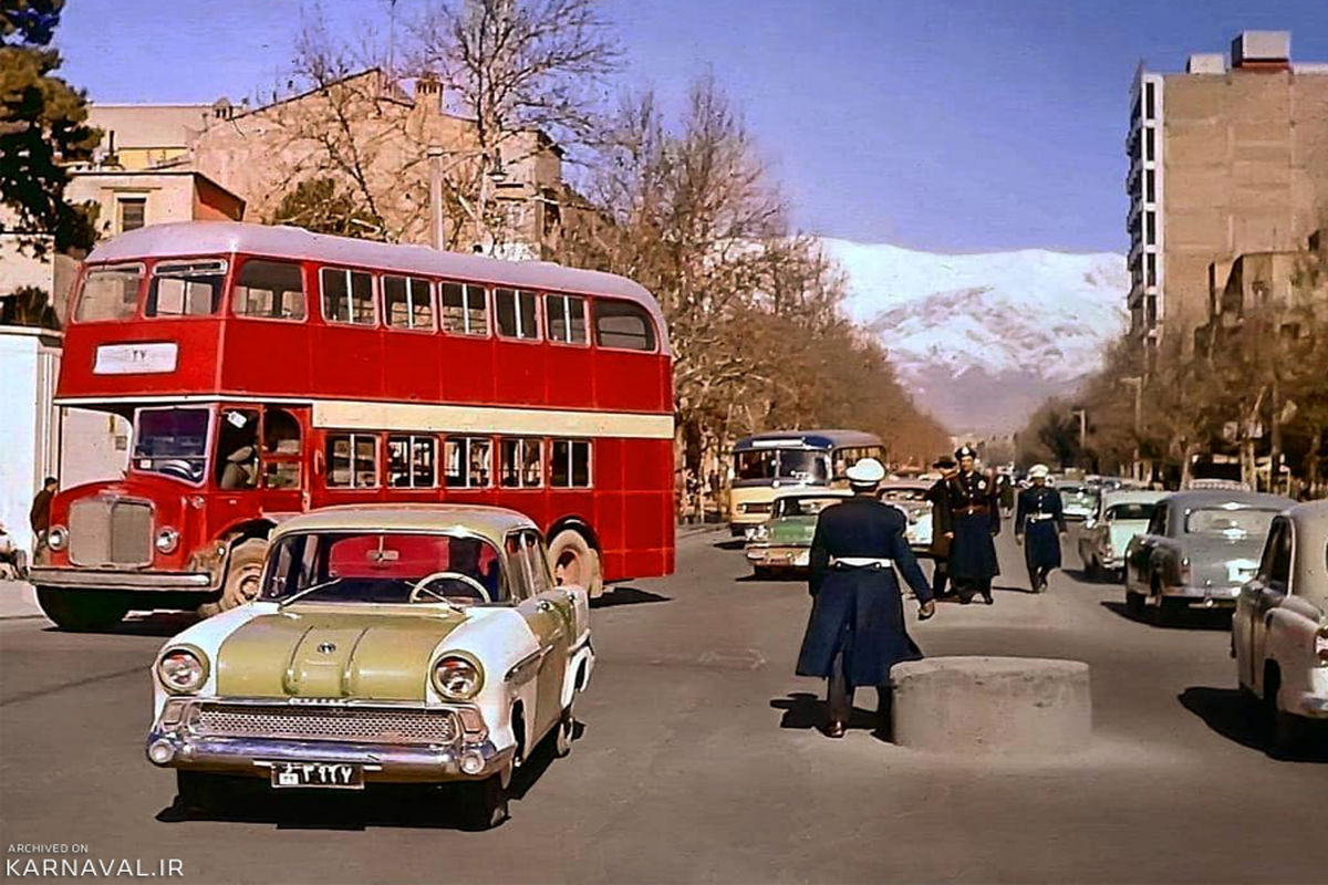عکس | مربی رانندگی خانم در تهران سال ۵۳