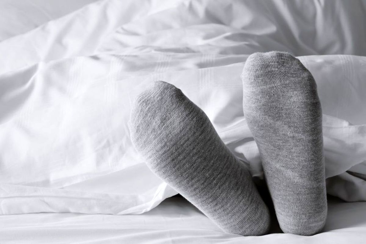 خوابیدن با جوراب خوب است یا بد؟