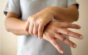 لرزش بدن نشانه چیست؟  | ۷ روش درمان لرزش بدن