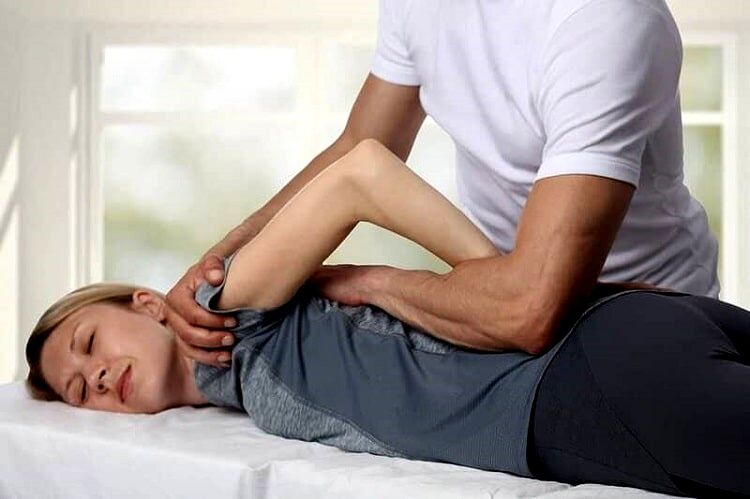 همه چیز درباره شکستن قولنج کمر | فواید و خطرات شکستن قولنج
