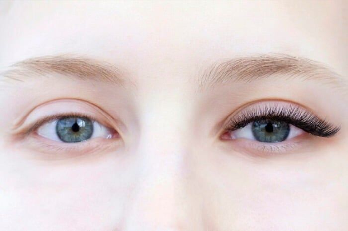 خطرات کاشت مژه  |  اکستنشن مژه بهتر است یا  مژه مصنوعی؟
