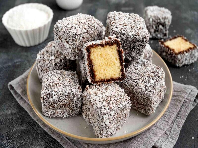 طرز تهیه کیک نارگیلی لقمه‌ای | یک میان وعده خوشمزه