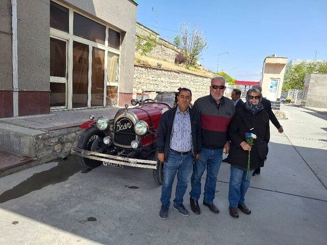 عکس | ایرانگردی زوج استرالیایی با خودروی تاریخی
