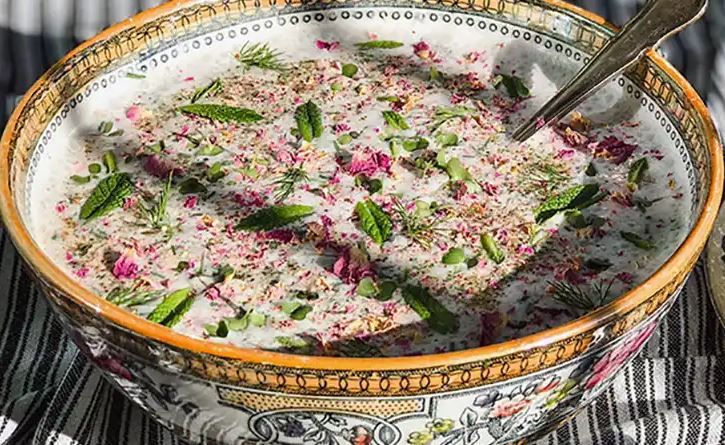 طرز تهیه آب دوغ خیار مجلسی | با این چاشنی خوشمزه‌ترین آب دوغ خیار را آماده کنید