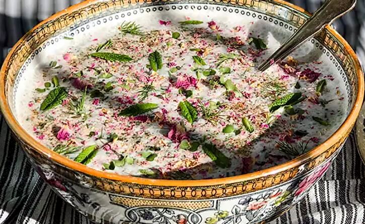 طرز تهیه آب دوغ خیار مجلسی | با این چاشنی خوشمزه‌ترین آب دوغ خیار را آماده کنید