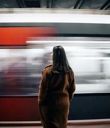 ویدئو | لحظه نجات معجزهآسای زن میان قطار و سکو